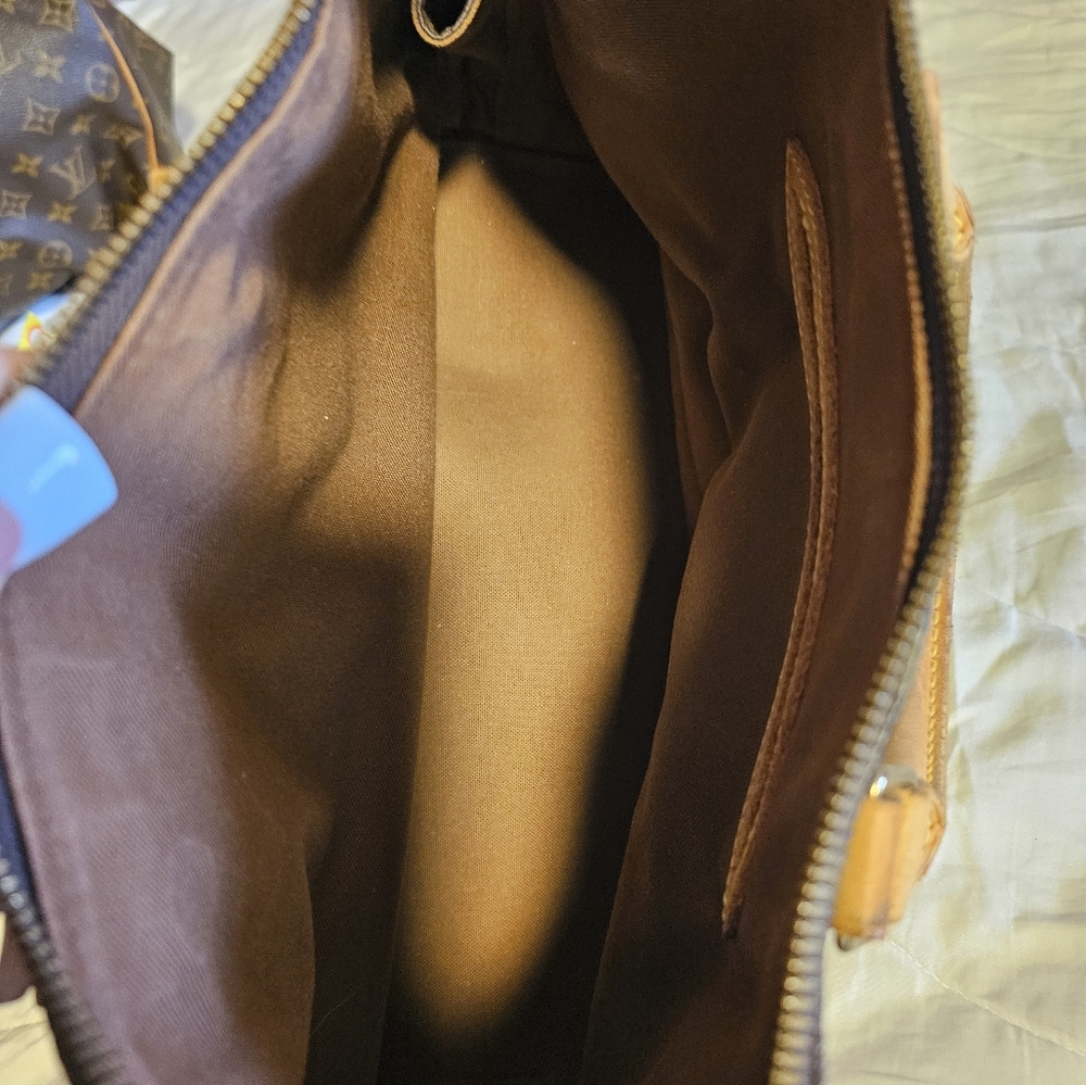 Used Lv - Picture 2 of 3